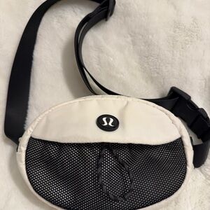 Lululemon Take It On Belt bag Fanny pack Adjustable Strap Unisex